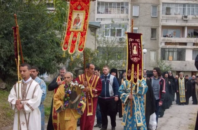 Хиляди старозагорци се поклониха пред мощите на Свети Игнатий Старозагорски