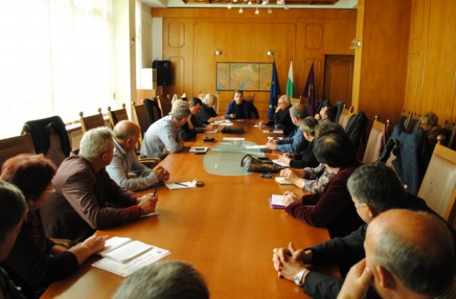 Продължава изкърпването на общинските пътища, населените места готови за зимата