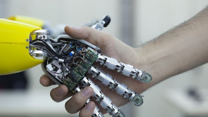Бионична ръка осигурява подобро чувство за допир