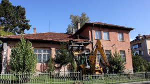 Изграждат парк с фитнес уреди на мястото на опасна самосрутваща