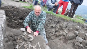 Погребение на майка и дете в поза Богородица с младенец
