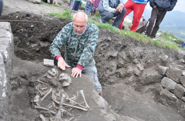 Погребение на майка и дете в поза Богородица с младенец разкриха на Перперикон