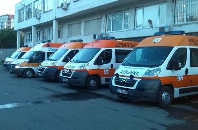 Двама души пострадаха леко в катастрофа с линейка
