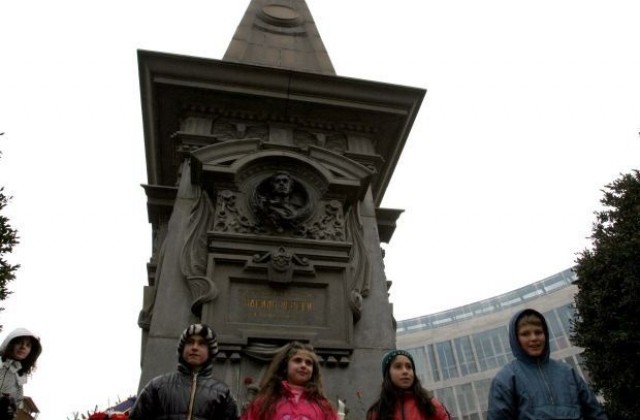 Защо на паметника на Васил Левски има черепи с рога?