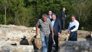 Златни накити и парчета от стенопис откри Хитко Вачев в