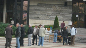 Силен интерес към подписката в Дупница срещу мандат на ДПС