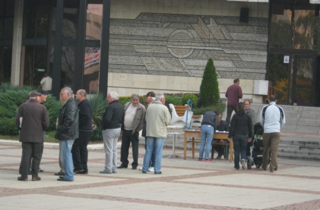 Силен интерес към подписката в Дупница срещу мандат на ДПС