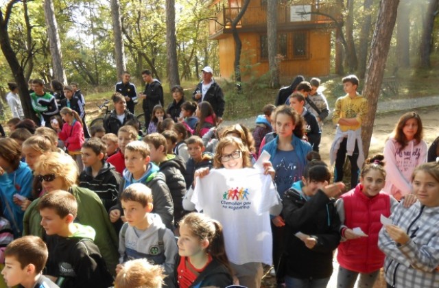 230 ученици от ПМГ взеха участие в Световния ден на ходенето