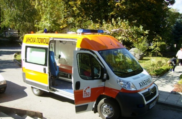 Микробус блъсна дядо на пешеходна пътека, шофьорът избяга