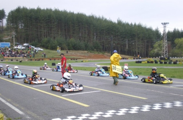 Най- добрите картинг пилоти и мотористи се състезаваха за Купа Кюстендил