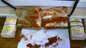 Пачки британски паунди скрити с червен и черен пипер откриха