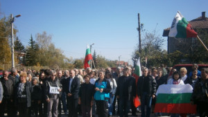 Стотици с мотори трактори и автомобили блокираха пътя за Македония