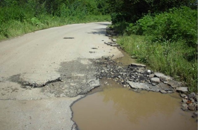 Ремонтират пътя през Лозята за село Богдан