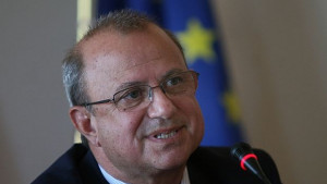 Не е обсъждано орязване на броя на заплатите получавани от