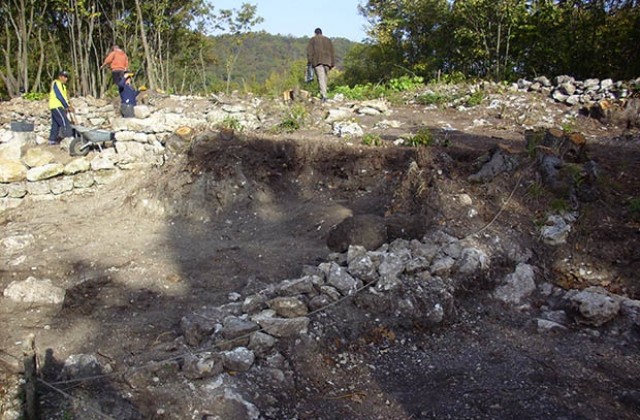 Колан на старобългарски войн откриха в Славната канара край Дебрене
