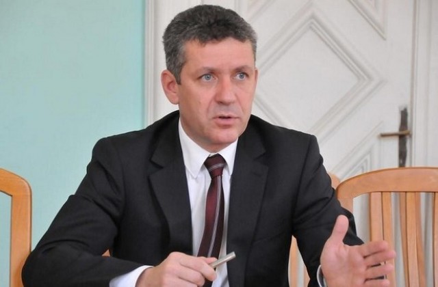 Областният управител заяви, че продължава отпора си срещу „недосегаемите” в Бургас