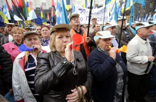 Хиляди протестираха в Киев срещу ниските заплати и съкращенията