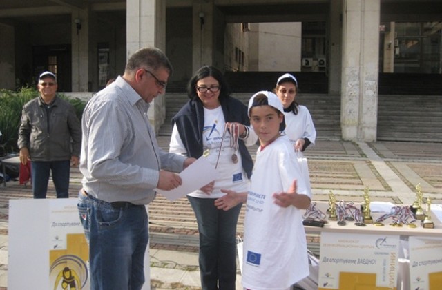 Наградиха победителите в състезанието по стрийтбол