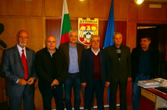 Кметове, управлявали община Дупница, се срещнаха при кмета Методи Чимев