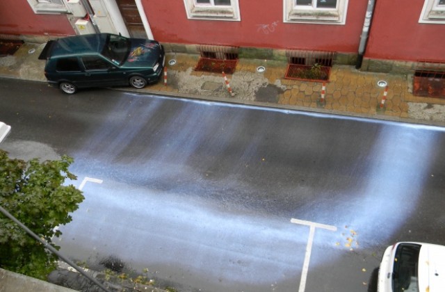 Съмнителна течност в центъра на града смути търновци