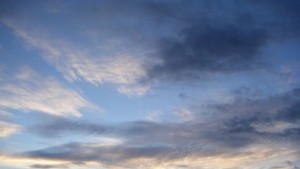 Слънчево на запад облачно и ветровито на изток