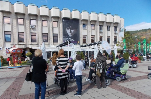 Хора в неравностойно положение протестираха мирно в Дупница