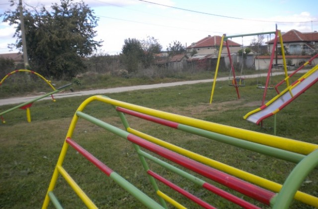 Нова детска площадка в село Обручище