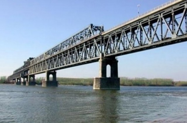 ТИР с нелегални емигранти спряха на Дунав мост