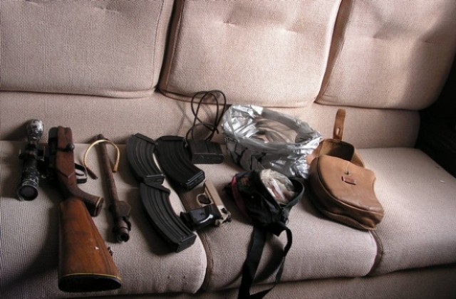 Нелегален боен арсенал са иззели служители на МВР