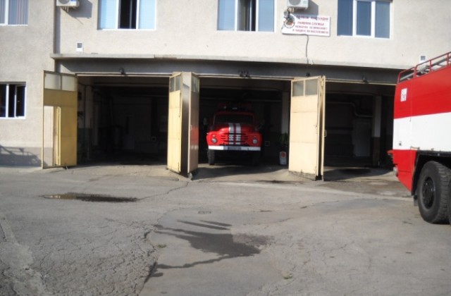 Горя бунгало в автокъща в Дупница