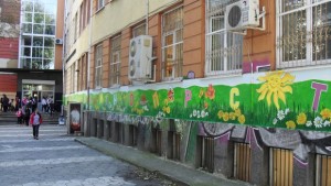 Училище реши проблема с графитите като си нарисува свои СНИМКИ