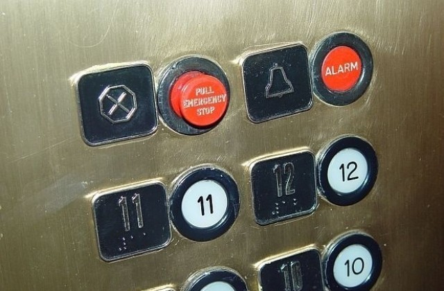 Техници махали защитата срещу падане в шахтите на асансьори