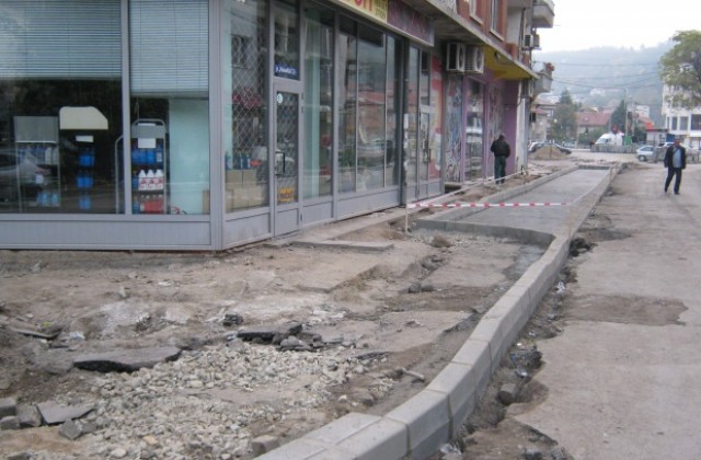 Ремонтните дейности по проекта за зелена и достъпна градска среда в Дупница вървят по план