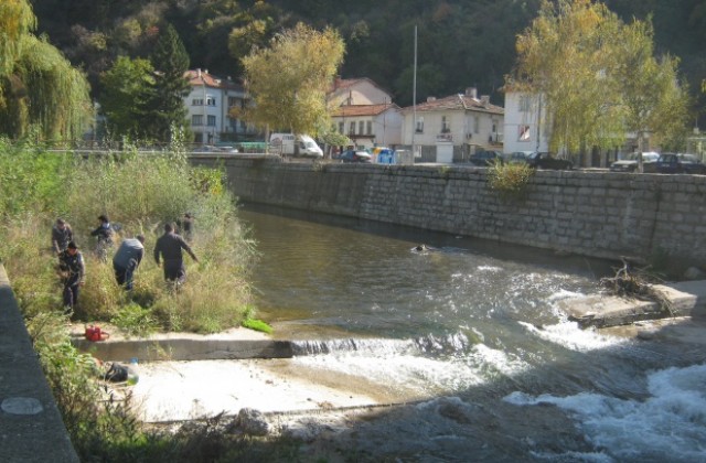 Започна почистването на речните корита в Дупница