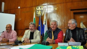 Тримата отплават за нос Хорн на Димитровден