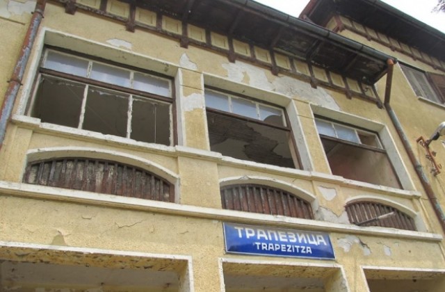 Заради отказ на държавата да прехвърли собствеността на Общината, гара Трапезица продължава да се руши