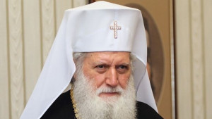 Патриархът дари 1000 лв на дете останало сирак след взрива