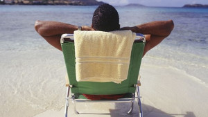 Умен шезлонг се позиционира спрямо Слънцето и поръчва бира