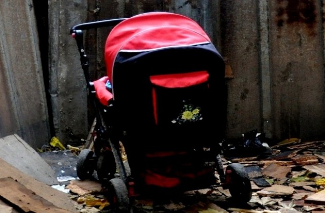 Митничари хванаха контрабандни цигари в количка с дете
