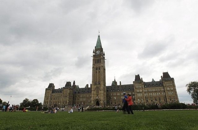 Мъж стреля в канадския парламент, полицаи го убиха