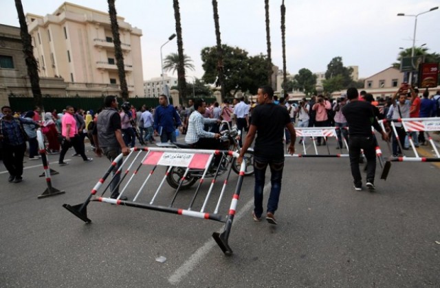 Експлозия пред университета в Кайро рани най-малко девет души