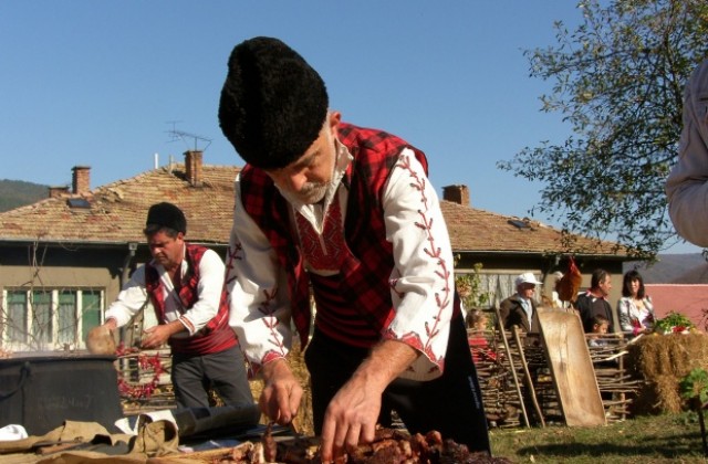 Празник на еленския бут за трети път събира ценители на вкусния деликатес в Елена