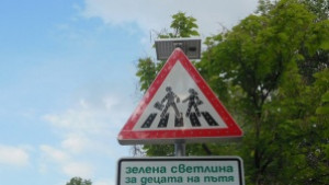 Кола блъсна неправилно пресичащо дете в Севлиево