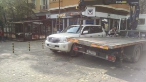 Паяк вдигна джип от пешеходна пътека