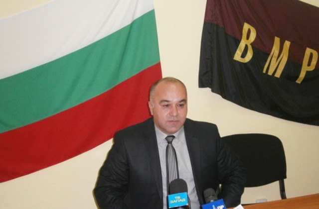 Лидерът на ВМРО- Кюстендил Георги Петров почерпи за рождени дни с любимото вино на Чърчил