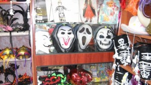 Вампирски зъби и костюми на анимационни герои за Хелоуин