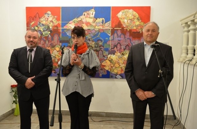 Ректорът на ВТУ подреди изложба в Сливен