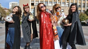 Младежи канят на Хелуин парти