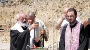 Жители на Обручище и Мъдрец се събират пред Митрополията в