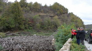 Кметът Даниел Панов огледа последиците от високите нива на реките